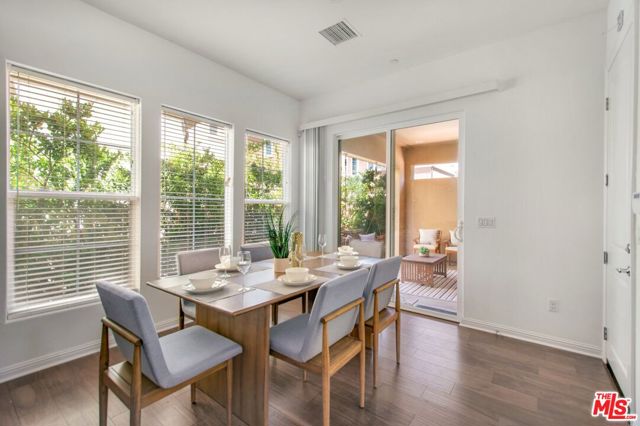 20659 W Beech Circle, Porter Ranch CA: https://media.crmls.org/mediaz/17ecffab-454b-415f-a0c6-252edcba07e3.jpg