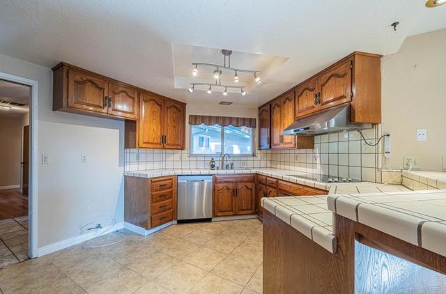 1007 Driftwood Place, Salinas CA: https://media.crmls.org/mediaz/17ed2321-8ebe-42f8-b6bc-28d36a3717ad.jpg