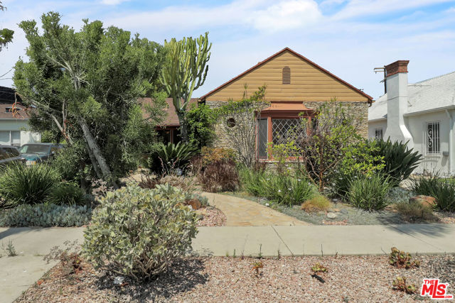 1107 Alfred, Los Angeles CA: https://media.crmls.org/mediaz/17ee3901-7de3-4c03-86c5-7c5a03e25135.jpg