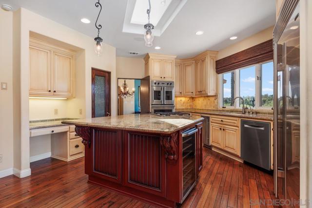 528 Flores de Oro, Rancho Santa Fe CA: https://media.crmls.org/mediaz/17ee3da1-3f57-48e8-9d9d-e6ca3b676b5c.jpg