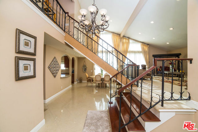 29303 Stadia Hill Lane, Rancho Palos Verdes CA: https://media.crmls.org/mediaz/17ee9e88-1811-431d-a32a-7d4edc7f066e.jpg