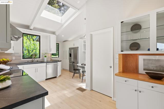 20 Ascot Ct, Oakland CA: https://media.crmls.org/mediaz/17ef0c4d-f991-4199-b321-8c468a224384.jpg