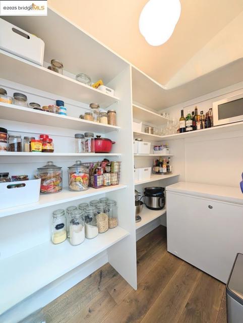 206 Donohoe ST, East Palo Alto CA: https://media.crmls.org/mediaz/17f0560a-af6f-43f9-97c4-a77270097ecd.jpg