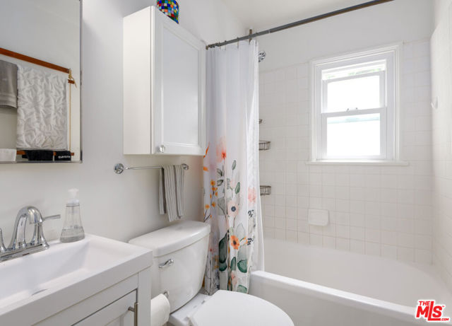 10739 Jefferson Boulevard, Culver City CA: https://media.crmls.org/mediaz/17f12493-9bcd-4120-a4ac-92c9b70767d4.jpg