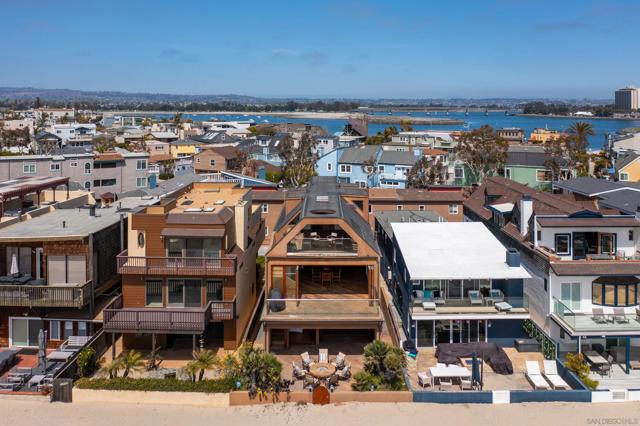 2617 Ocean Front Walk, San Diego CA: https://media.crmls.org/mediaz/17f163ee-44f8-4b38-8502-0fe506192ef9.jpg