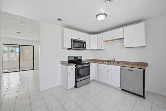 Detail Gallery Image 9 of 29 For 155 Fireside St, Oceanside,  CA 92058 - 3 Beds | 1 Baths