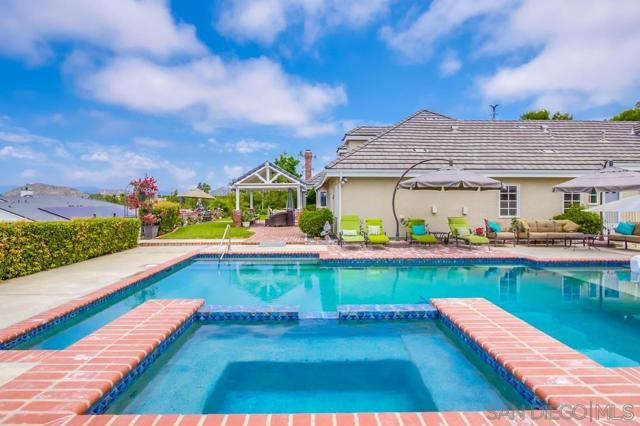 17502 Corte Lomas Verdes, Poway CA: https://media.crmls.org/mediaz/17f21718-1810-4165-9e11-604e6a3ce0a9.jpg