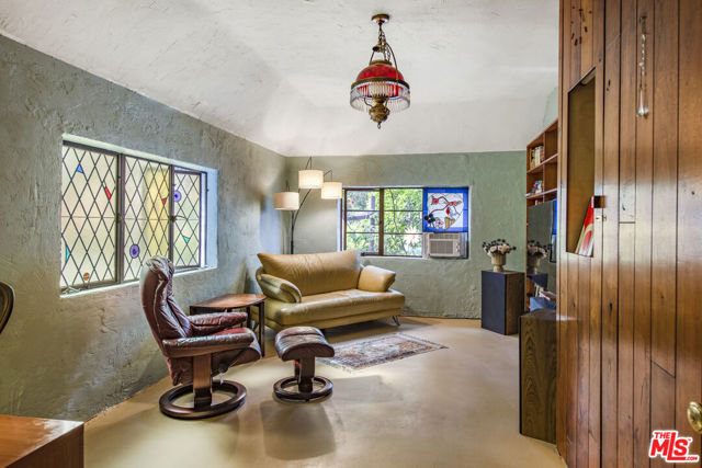 2882 Belden Drive, Los Angeles CA: https://media.crmls.org/mediaz/17f2298c-2f26-4f53-887a-e7a8ca03f1fe.jpg
