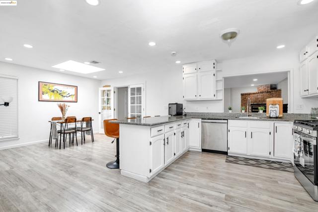 185 Evening Star Ct, Milpitas CA: https://media.crmls.org/mediaz/17f330ee-0e7d-4be9-af99-5a24237aadf8.jpg