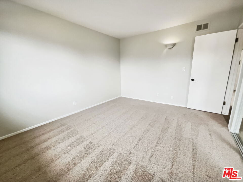 https://media.crmls.org/mediaz/17f37d6d-fa04-4424-8614-8613877ba717.jpg?preset=X-Large