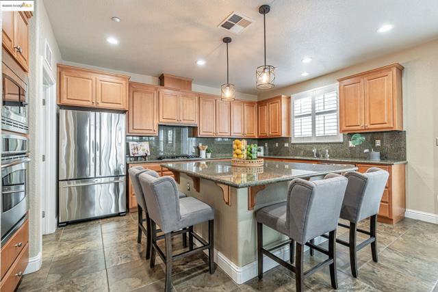 43 Sorrel Ct, Oakley CA: https://media.crmls.org/mediaz/17f5023d-4ee1-49bc-898b-5f41ff56d0bc.jpg