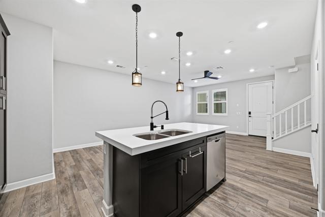 Detail Gallery Image 7 of 34 For 1118 Delpy View, Vista,  CA 92084 - 3 Beds | 2/1 Baths