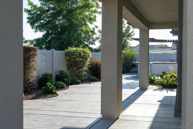 1525 Manzanita Hollows, Vista CA: https://media.crmls.org/mediaz/17f55cf9-1a40-4320-8244-75200bb54db1.jpg