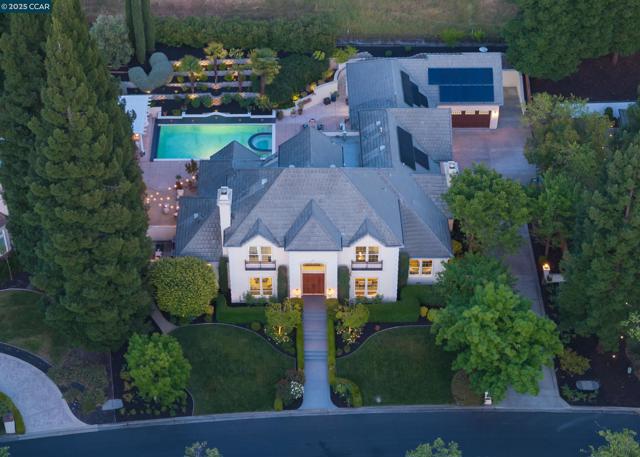 5427 Blackhawk Dr, Danville CA: https://media.crmls.org/mediaz/17f5c84a-134e-4d0a-8e0b-02b2a0be8629.jpg