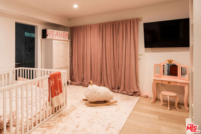 2048 N Beverly Drive, Beverly Hills CA: https://media.crmls.org/mediaz/17f5f60f-b953-423f-ad83-e00c25b1805d.jpg