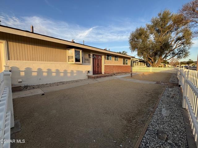 1535 Wallace Street, Simi Valley CA: https://media.crmls.org/mediaz/17f623a8-189e-4389-9b50-0be498cab082.jpg