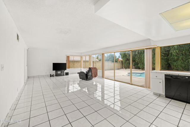 2385 N Justin Avenue, Simi Valley CA: https://media.crmls.org/mediaz/17f64a14-bb31-4c7f-ba48-db63e89058bb.jpg