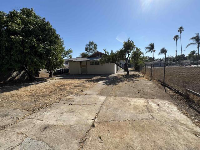 1104 S Escondido Blvd, Escondido CA: https://media.crmls.org/mediaz/17f6c361-0950-4cf6-bde4-3a99d93f982c.jpg