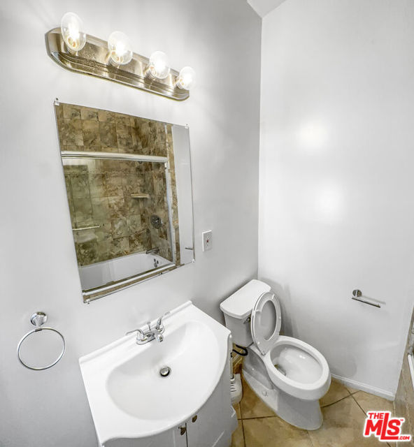1944 Argyle Avenue, Los Angeles CA: https://media.crmls.org/mediaz/17f7a016-34fe-4775-914f-8797204a71c2.jpg