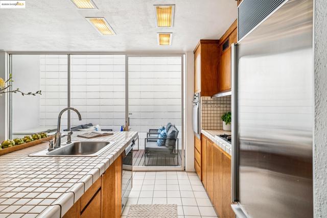 2760 Park Blvd, Oakland CA: https://media.crmls.org/mediaz/17f84419-4aff-435a-a688-f4534b630ae7.jpg