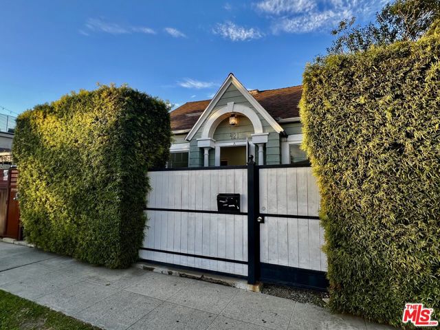 421 Grand Boulevard, Venice CA: https://media.crmls.org/mediaz/17f8e6e9-507f-4c82-9d1d-d7acf782f98c.jpg