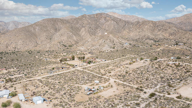 9223 N Star Trail, Morongo Valley CA: https://media.crmls.org/mediaz/17fb8321-bb66-4cce-8218-3e87367cee89.jpg
