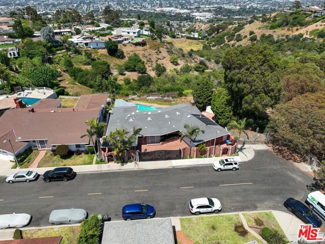 4260 S Cloverdale Avenue, Los Angeles CA: https://media.crmls.org/mediaz/17fb8414-e018-40a3-abd6-61e7275047d9.jpg