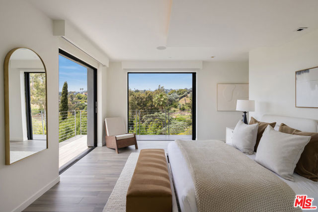 5751 Valley Oak Drive, Los Angeles CA: https://media.crmls.org/mediaz/17fb9fe7-4572-49a1-b36b-2d3368a807b0.jpg