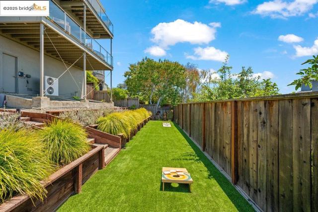 310 Pacific Ave, Piedmont CA: https://media.crmls.org/mediaz/17fbe682-ebb5-4478-a25f-43410a22a30c.jpg