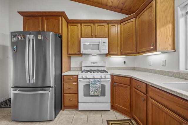 35465 Sunset Lane, Julian CA: https://media.crmls.org/mediaz/17fc38da-840f-4dcf-9f48-8bc870e07247.jpg
