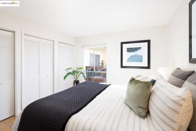 555 Jean St, Oakland CA: https://media.crmls.org/mediaz/17fd294e-a288-482a-80ff-3d8f983f9c5c.jpg