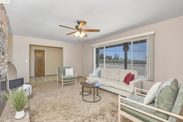 918 Carpenter Rd, Oakley CA: https://media.crmls.org/mediaz/17fd5343-0a7d-421b-a7f1-4e4a9172a617.jpg