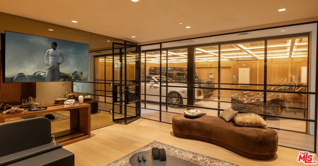 1039 Wallace, Beverly Hills CA: https://media.crmls.org/mediaz/17fd5c6a-691d-4450-996a-272dca876a68.jpg