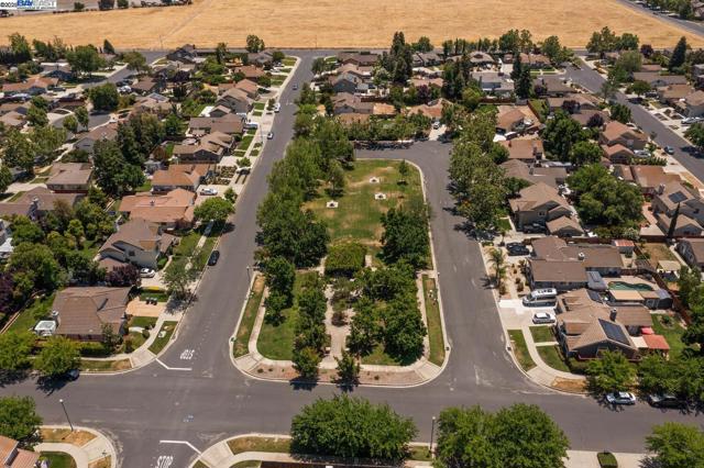 1387 Meadow Ct, Livermore CA: https://media.crmls.org/mediaz/17fdb02c-89f0-4477-b9e7-43010e8c67b3.jpg