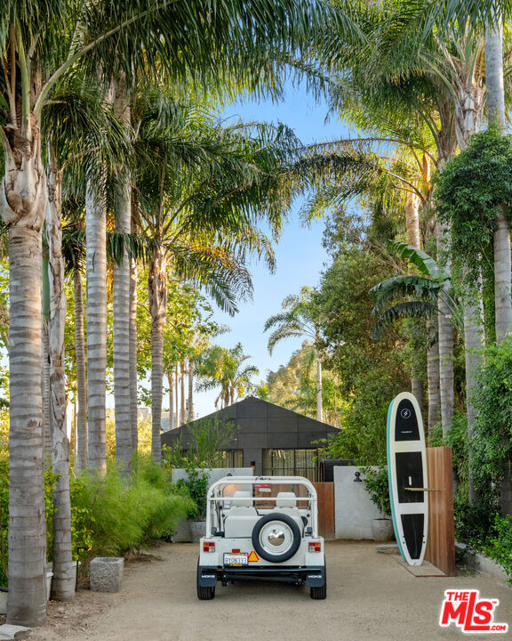 https://media.crmls.org/mediaz/17fe645d-0044-4e61-a2fd-eff785964b86.jpg?preset=X-Large