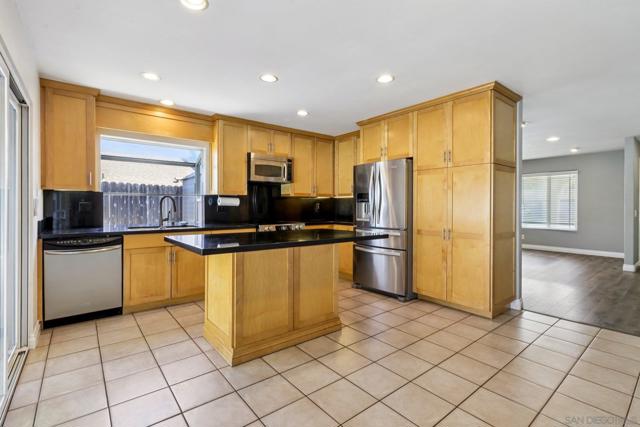13002 Standish Dr, Poway CA: https://media.crmls.org/mediaz/17fe78f8-8d8c-4aff-b6f0-bbe6b0fda3d5.jpg