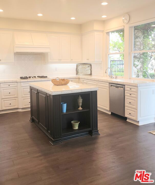5 Marisol, Newport Coast CA: https://media.crmls.org/mediaz/17fe9853-75ae-44ef-9dd8-645c0ab62b39.jpg