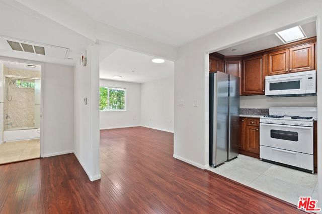 15939 Victory Boulevard, Van Nuys CA: https://media.crmls.org/mediaz/17fea094-902d-4797-a303-6f5d3ab9db0c.jpg