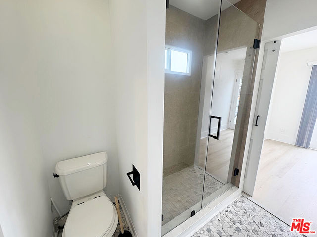 657 Navy St, Santa Monica CA: https://media.crmls.org/mediaz/17fea12d-8959-4331-ac44-1d0526710ed3.jpg