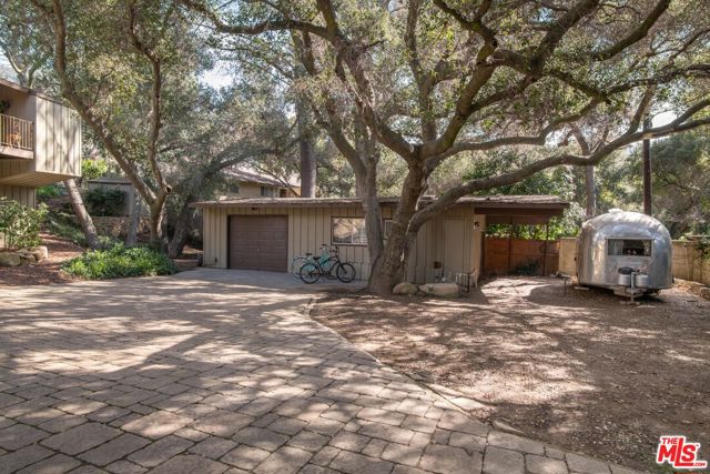 886 Camino Colibri, Calabasas CA: https://media.crmls.org/mediaz/17fea1f5-5939-4db3-bea7-91f0a5e1b876.jpg