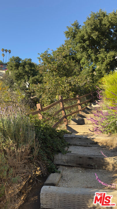 26533 Ocean View Drive, Malibu CA: https://media.crmls.org/mediaz/17ffe847-34bc-4c51-9be7-3c8d6079ba01.jpg