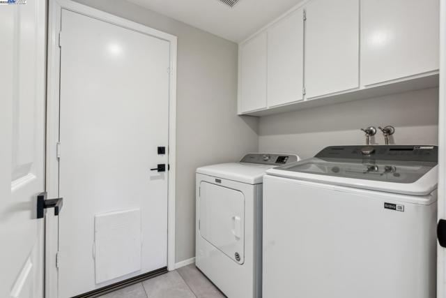 82 Applegate Way, Alameda CA: https://media.crmls.org/mediaz/180014c2-eb3f-4953-ab08-2e8f76b45935.jpg