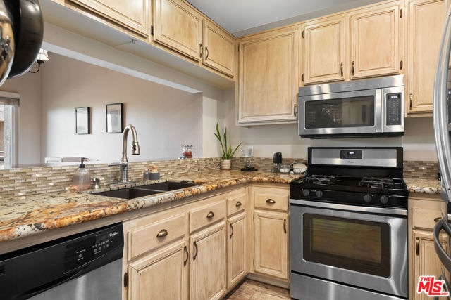 221 McAfee Court, Thousand Oaks CA: https://media.crmls.org/mediaz/1800c594-9cf6-4cfb-bd08-9a171b13de05.jpg