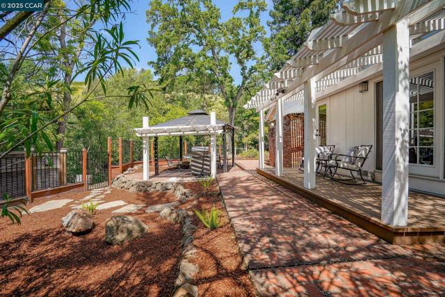 24 Ray Ct, Alamo CA: https://media.crmls.org/mediaz/1801db31-870d-4a02-85b8-42dd0a1c1ef5.jpg