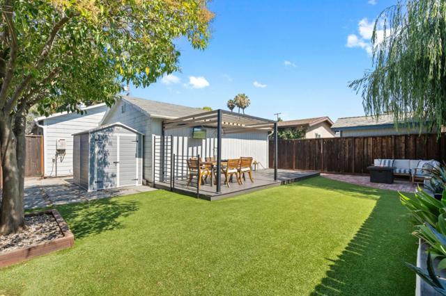 616 Douglas Avenue, Redwood City CA: https://media.crmls.org/mediaz/180237e1-40ad-4ffd-a33d-808e04eecae6.jpg