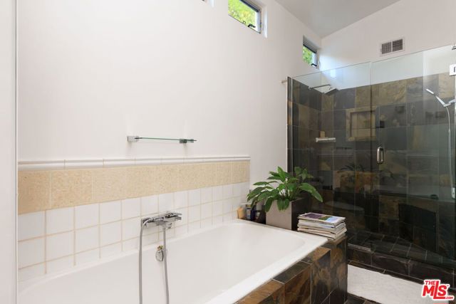 14622 Valley Vista Boulevard, Sherman Oaks CA: https://media.crmls.org/mediaz/1802cf1f-a5f2-42ba-a7a0-774859bcfaa8.jpg
