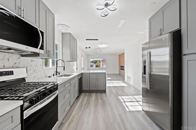 Detail Gallery Image 1 of 1 For 6152 Calle Tocon St, San Diego,  CA 92139 - 6 Beds | 3 Baths