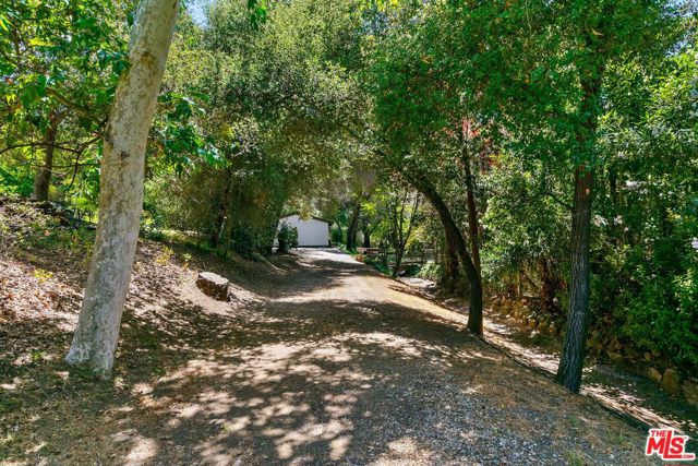 25813 Dark Creek Road, Calabasas CA: https://media.crmls.org/mediaz/18035c1f-16e4-4497-b516-220283272b8e.jpg