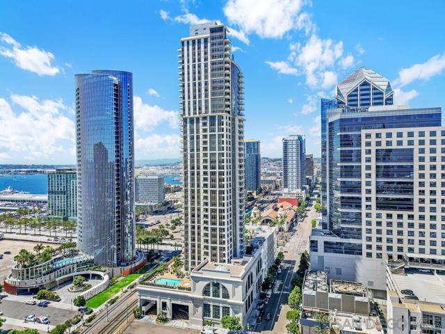 700 W E St, San Diego CA: https://media.crmls.org/mediaz/18050c86-1bc6-4076-a905-a65125906cec.jpg
