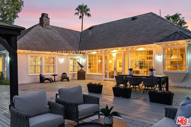 2596 Wallingford Drive, Beverly Hills CA: https://media.crmls.org/mediaz/18059d20-9608-484e-88a2-307f1ca4dd82.jpg